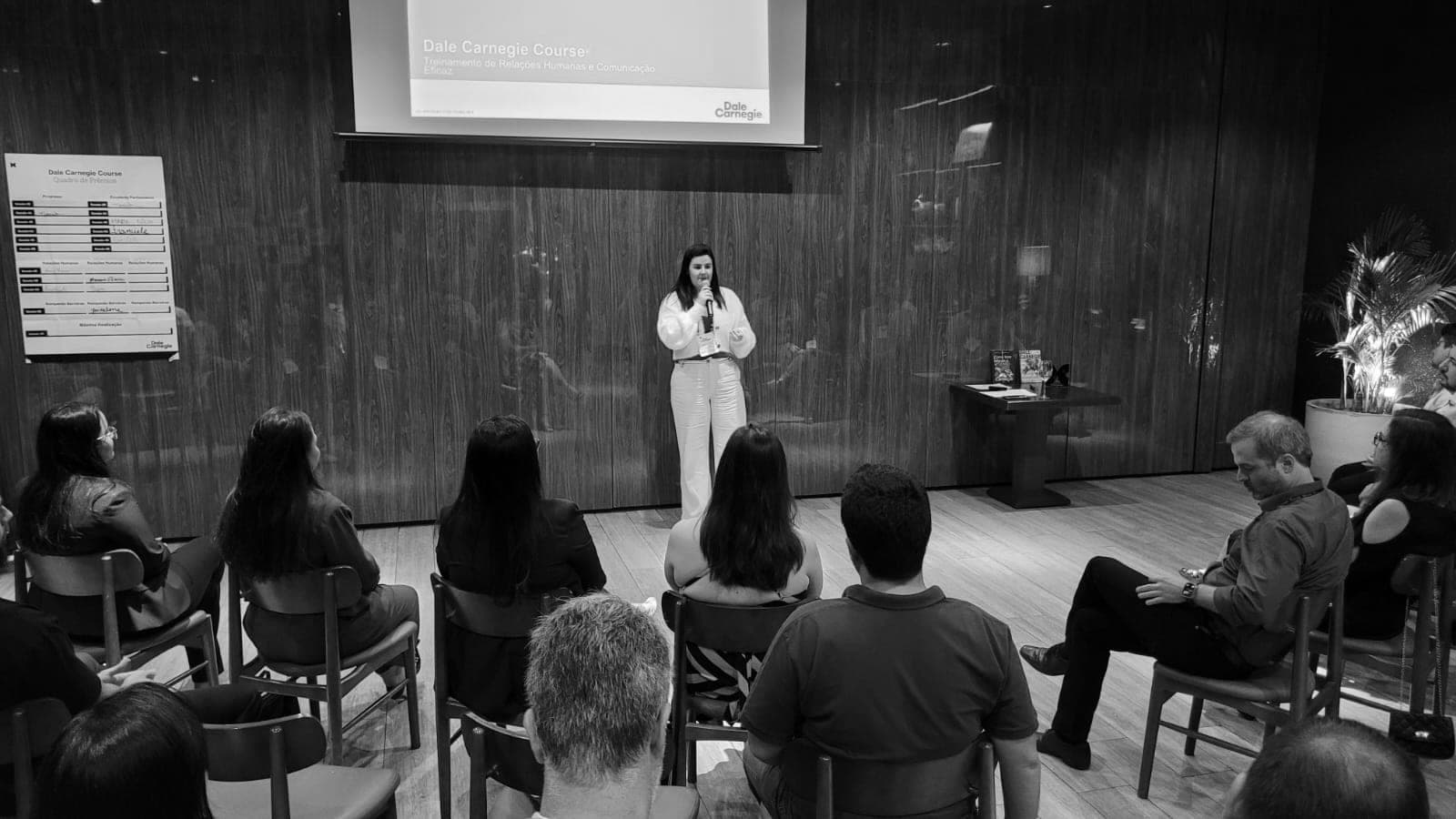 Participante apresentando diante da turma durante o Dale Carnegie Course