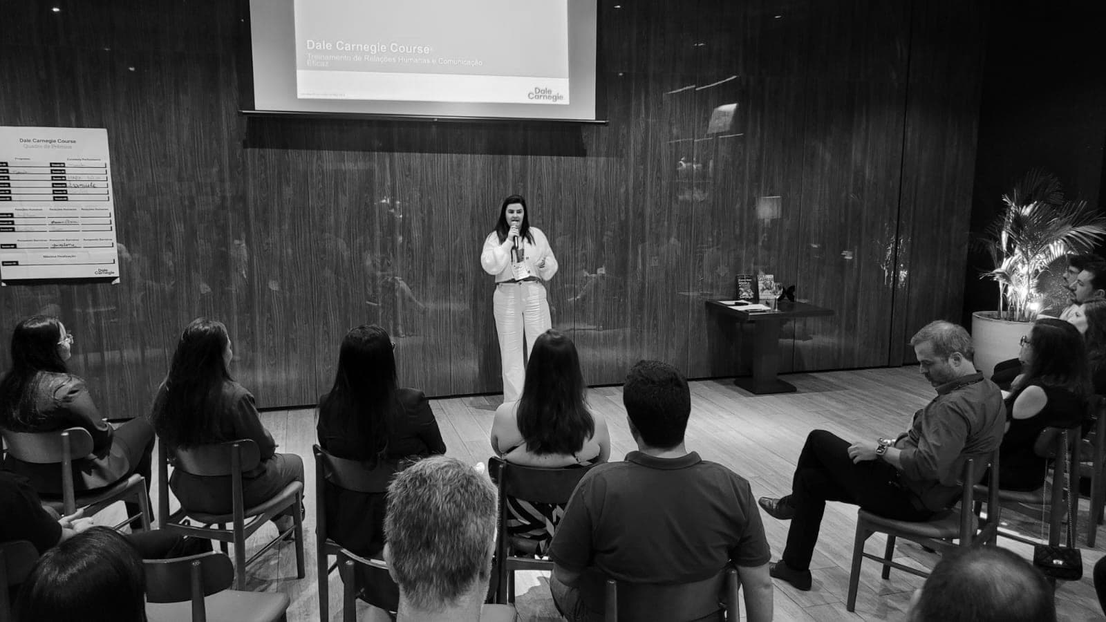 Facilitadora apresentando o Dale Carnegie Course diante da turma reunida