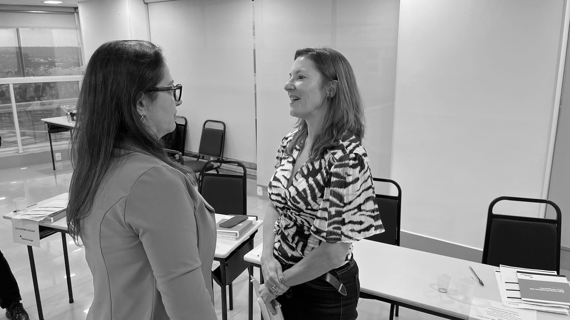 Conversa entre participantes durante um intervalo do programa