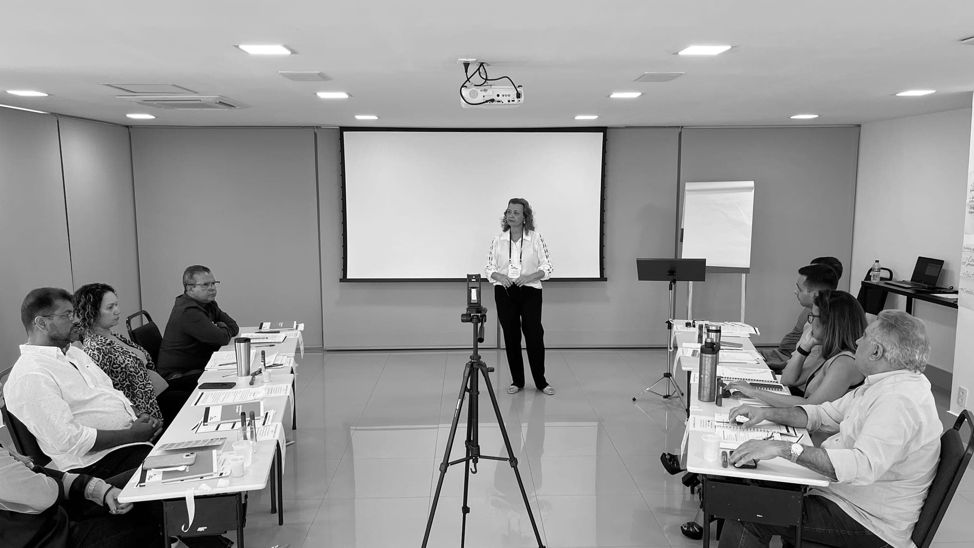 Participante apresentando diante de uma plateia durante o Apresentações de Alto Impacto
